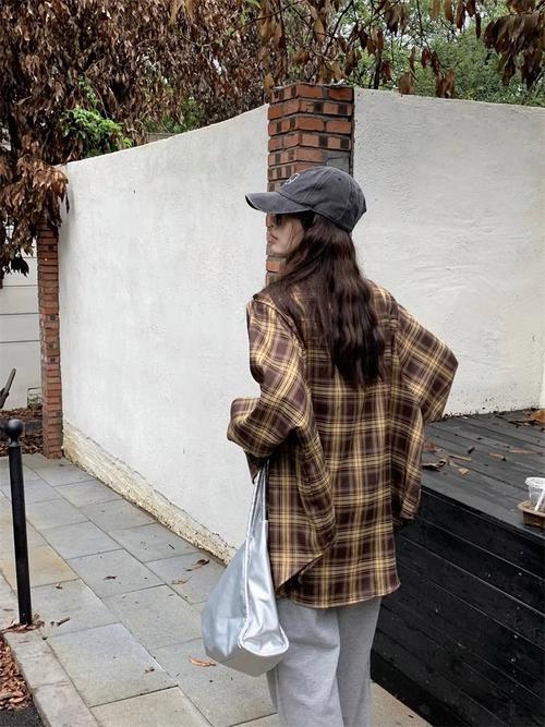 长款长袖格子衬衫怎么搭配什么裤子图片