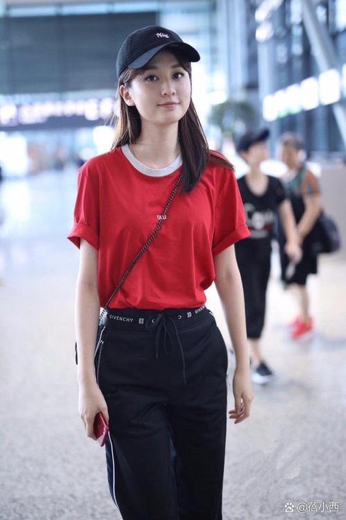 红色t恤下面怎么搭配什么裤子好看吗