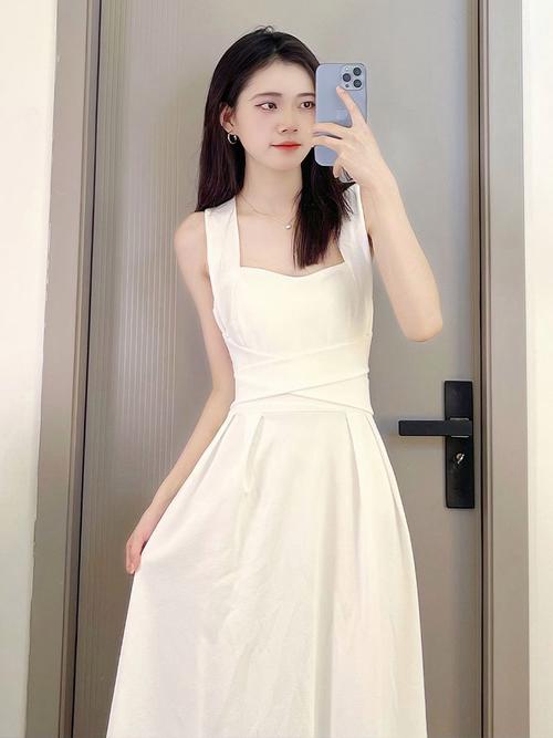 白色高腰连衣裙怎么搭配图片