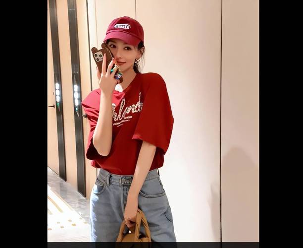 红色t恤下面怎么搭配什么裤子