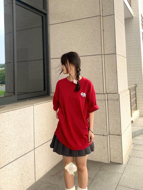 红色t恤下面怎么搭配