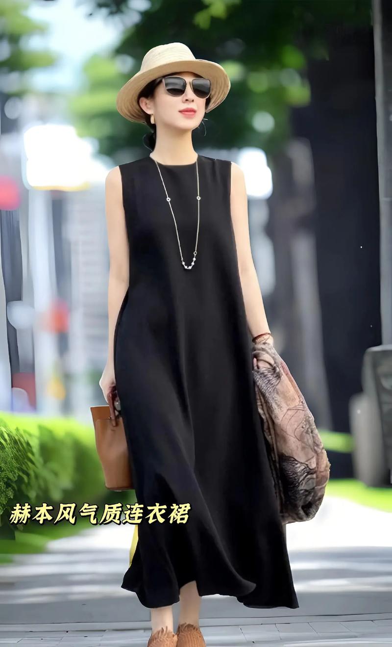 黑色无袖连衣裙秋天怎么搭配