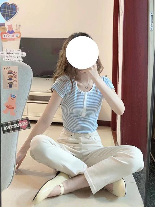 短袖和牛仔9分裤怎么搭配衣服好看