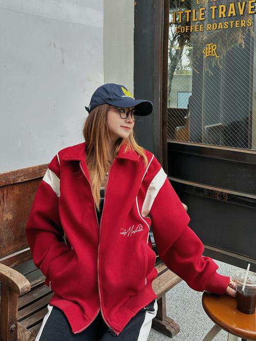 女 红色棒球外套怎么搭配裤子好看吗