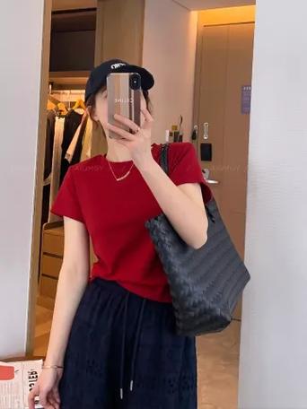 夏天红色连帽T恤怎么搭配外套