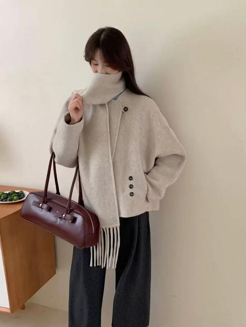 女短妮子大衣怎么搭配什么围巾