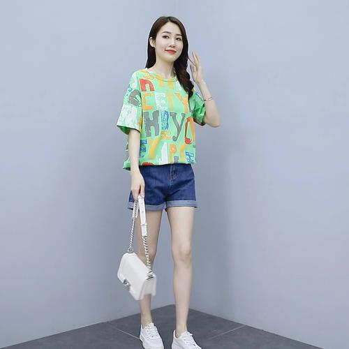 宽松版t恤女怎么搭配什么外套