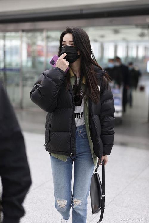 黑色羽绒服配什么鞋子