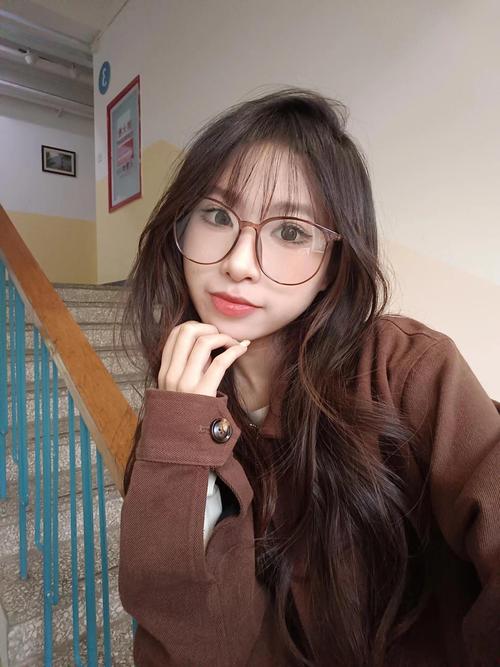 脸大的女生适合什么眼镜