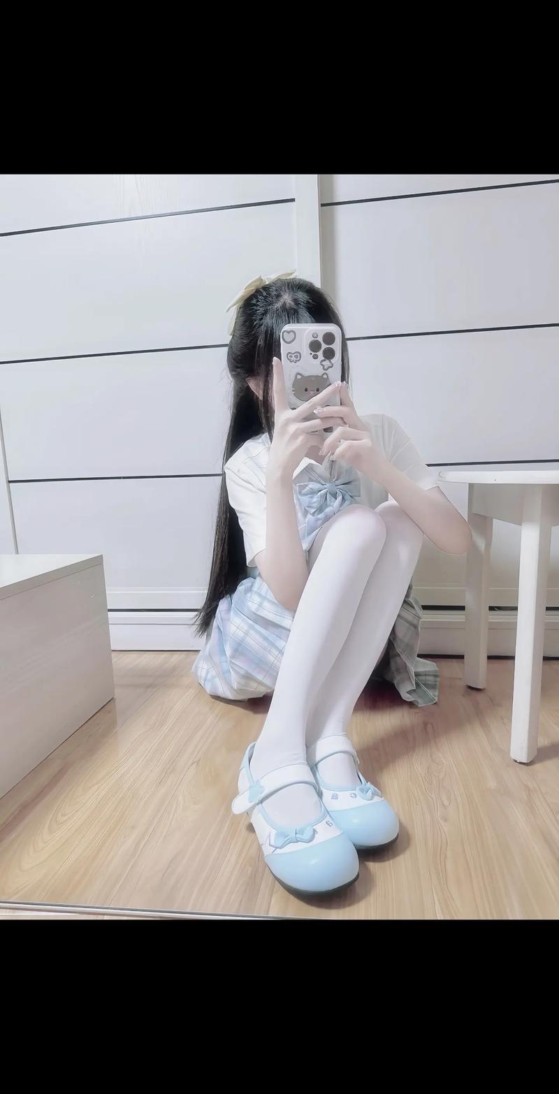 及膝袜白色怎么搭配