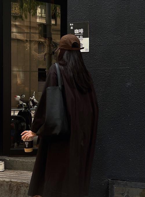 黑色条纹风衣怎么搭配衣服