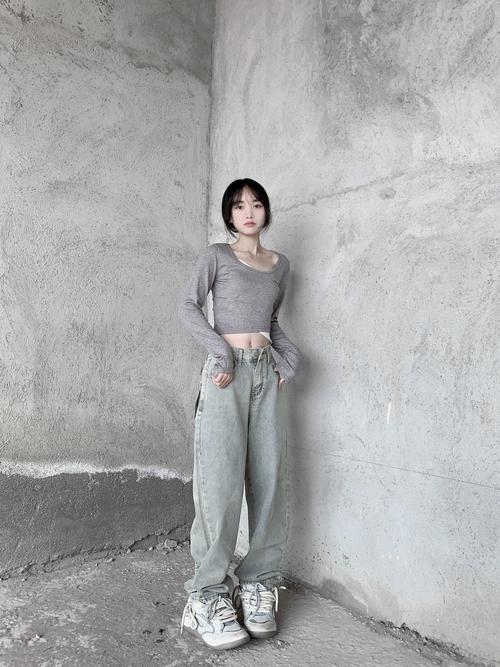 灰色鞋子配什么颜色裤子