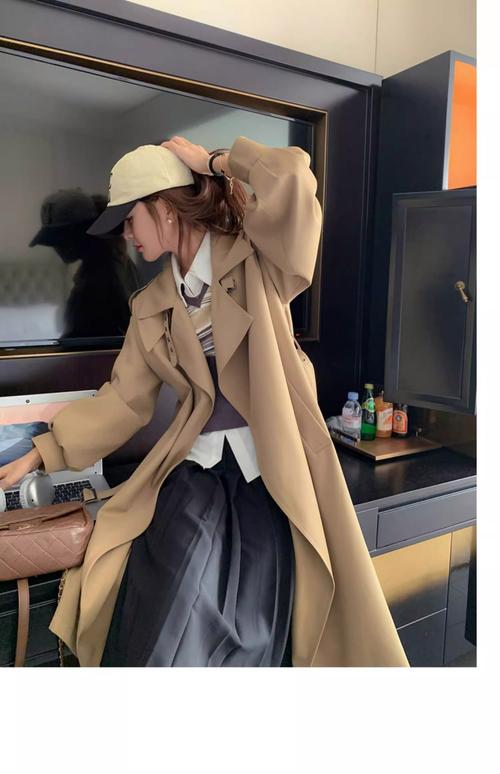 女款休闲风衣卡其色怎么搭配