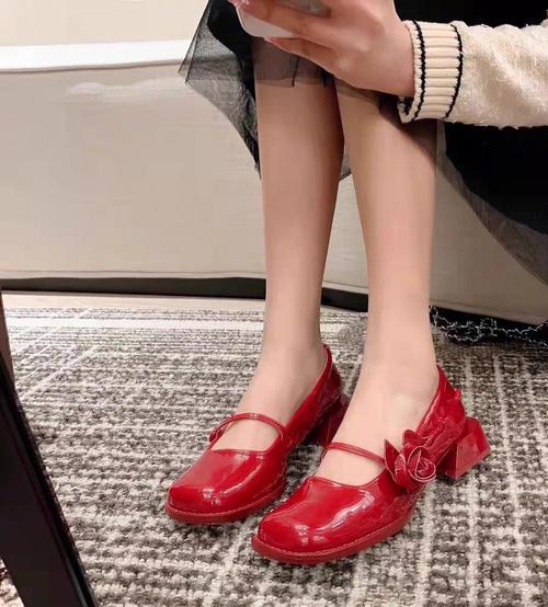 大红色单鞋怎么搭配衣服好看