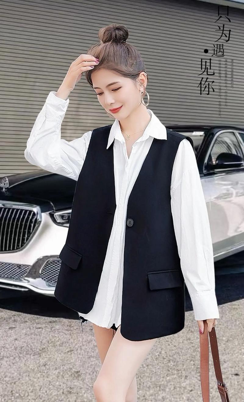女的马甲西服怎么搭配衣服