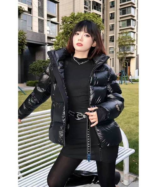 黑色羽绒服配什么打底