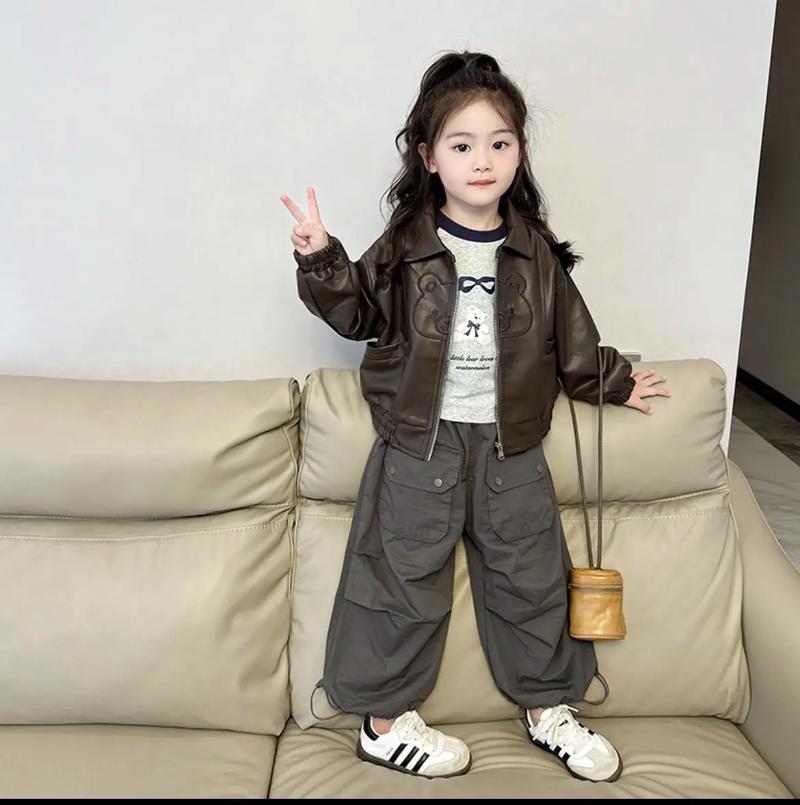 小女孩皮衣怎么搭配图片