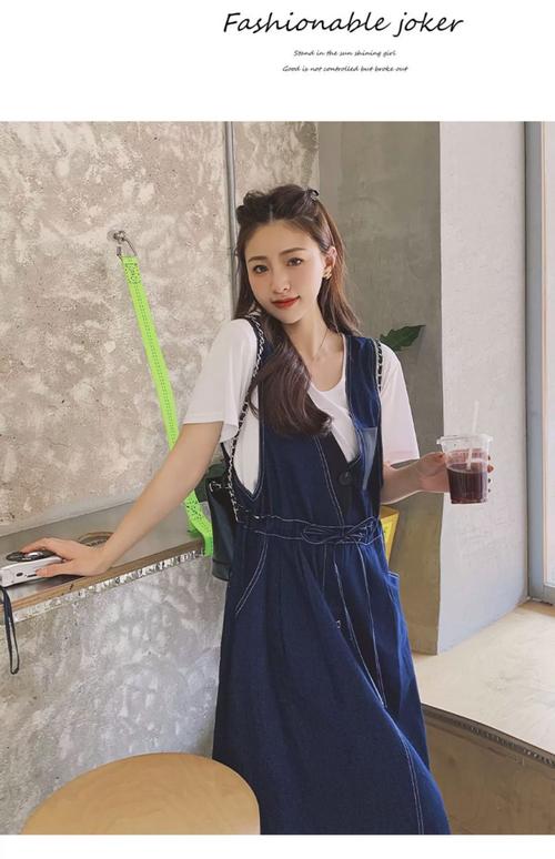 怎么搭配背带牛仔裙