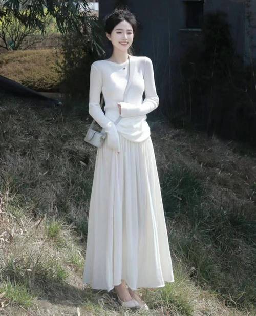 下身长裙怎么搭配上衣