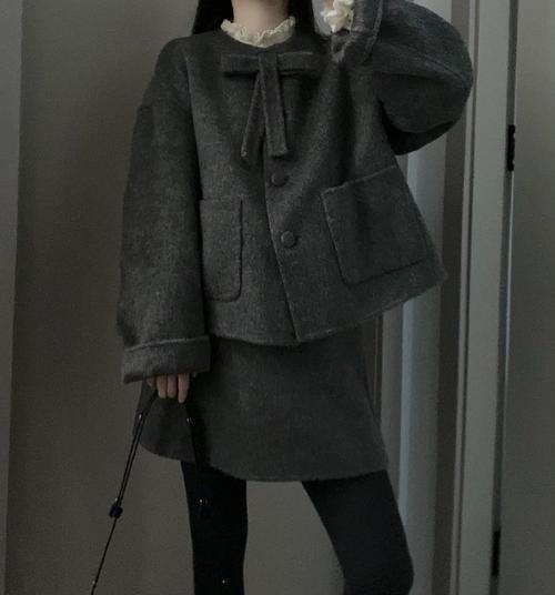 灰色短毛呢怎么搭配什么