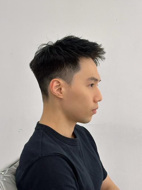 男人理什么发型好看