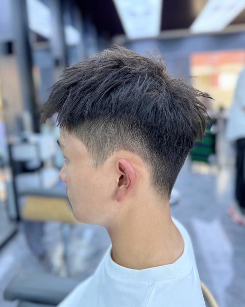 男人理什么发型好看