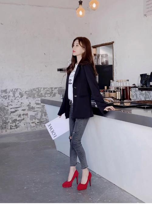 女孩高跟鞋怎么搭配衣服