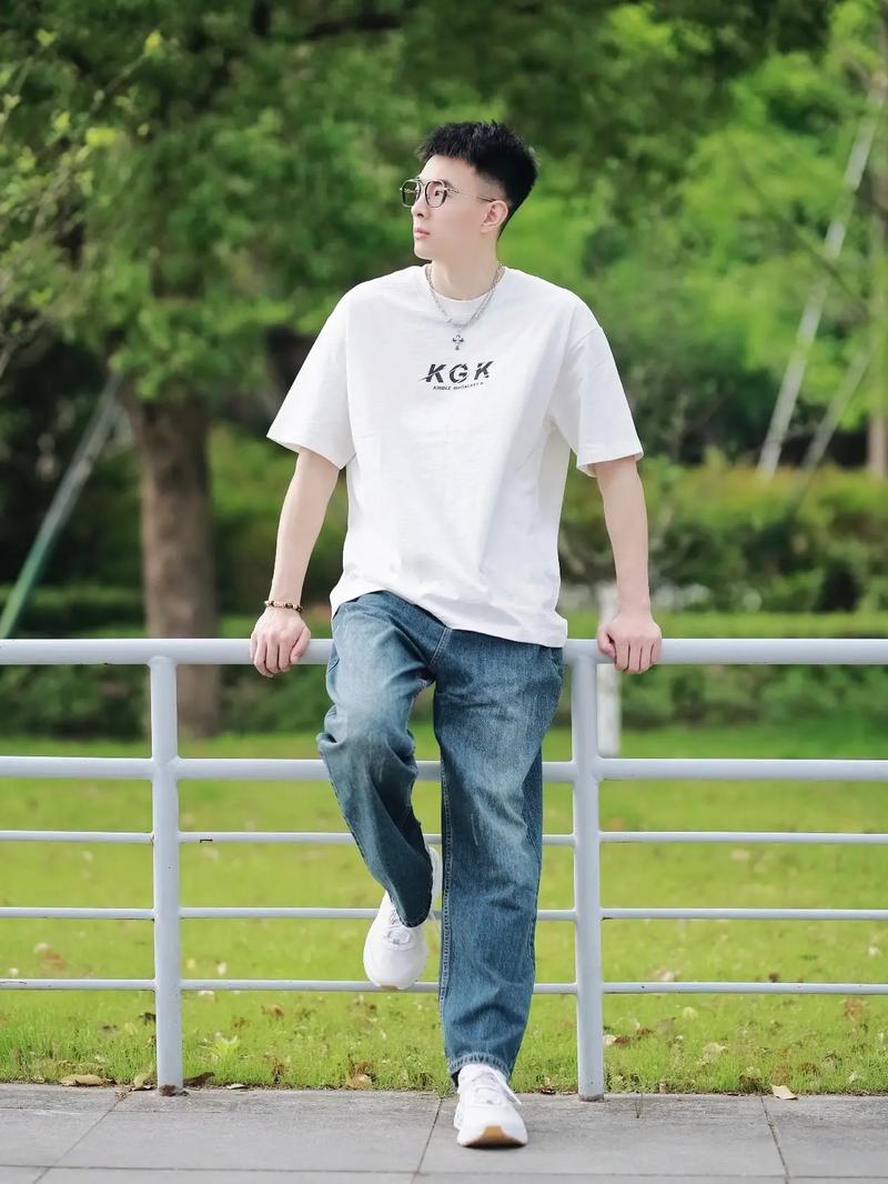 牛仔裤t恤衫怎么搭配