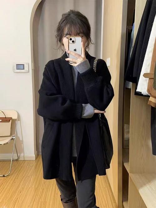 黑色针织衫上衣怎么搭配什么裤子