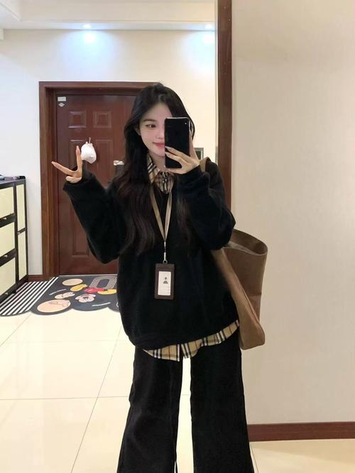 黑色针织衫上衣怎么搭配什么裤子