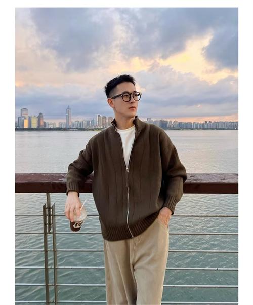 咖啡色男士外套怎么搭配裤子