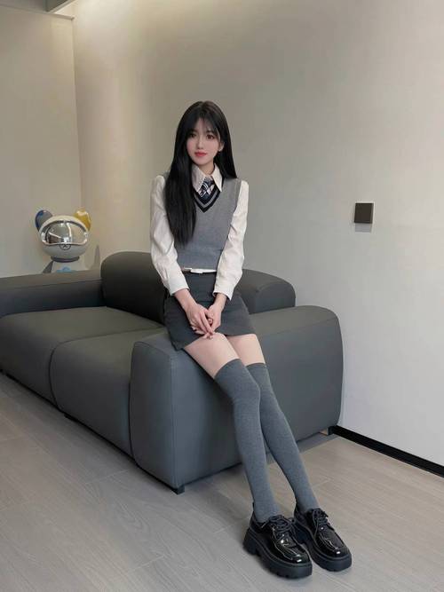 过腿袜怎么搭配衣服