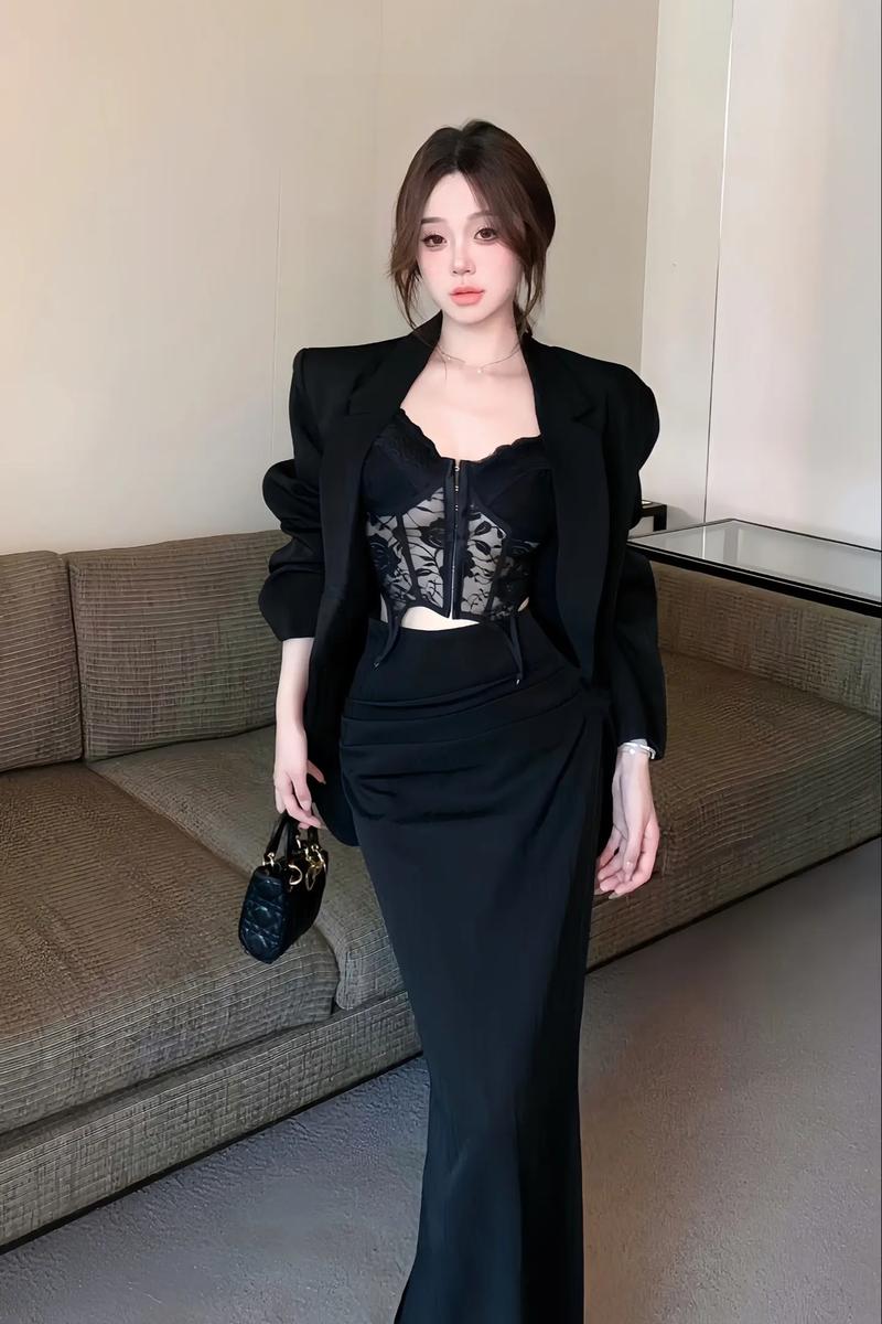 蕾丝黑裙怎么搭配大衣