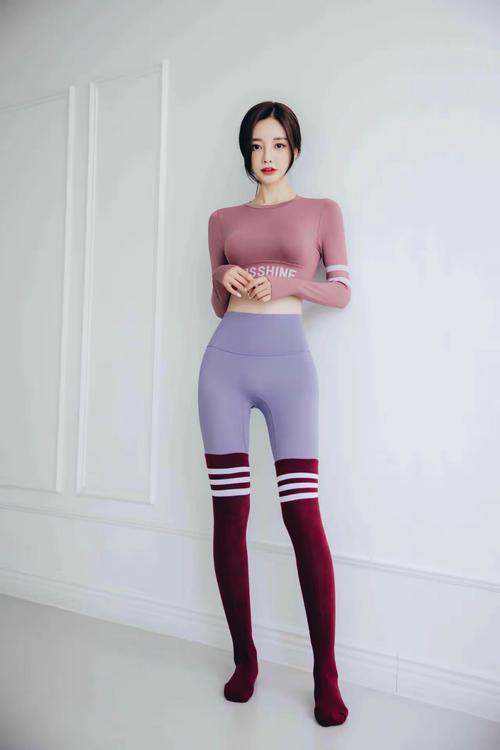 紧身的上衣怎么搭配什么裤子