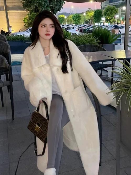 毛毛女外套怎么搭配衣服图片欣赏