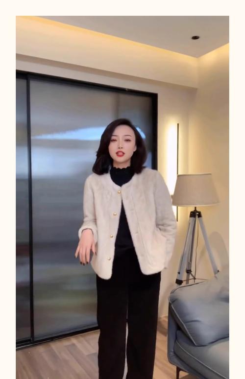 毛毛女外套怎么搭配