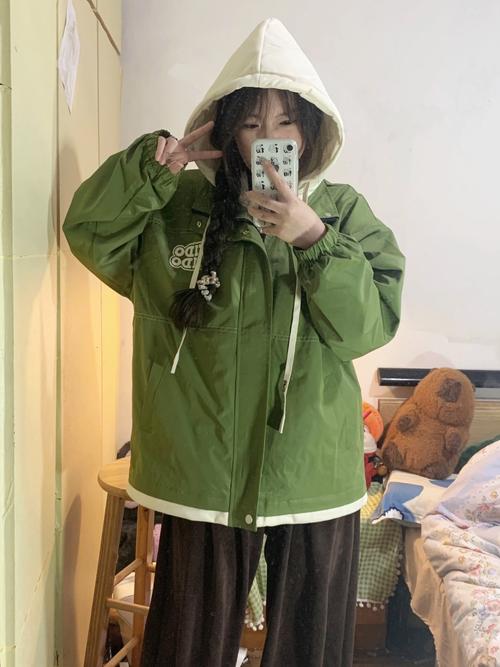 绿色印花上衣怎么搭配外套