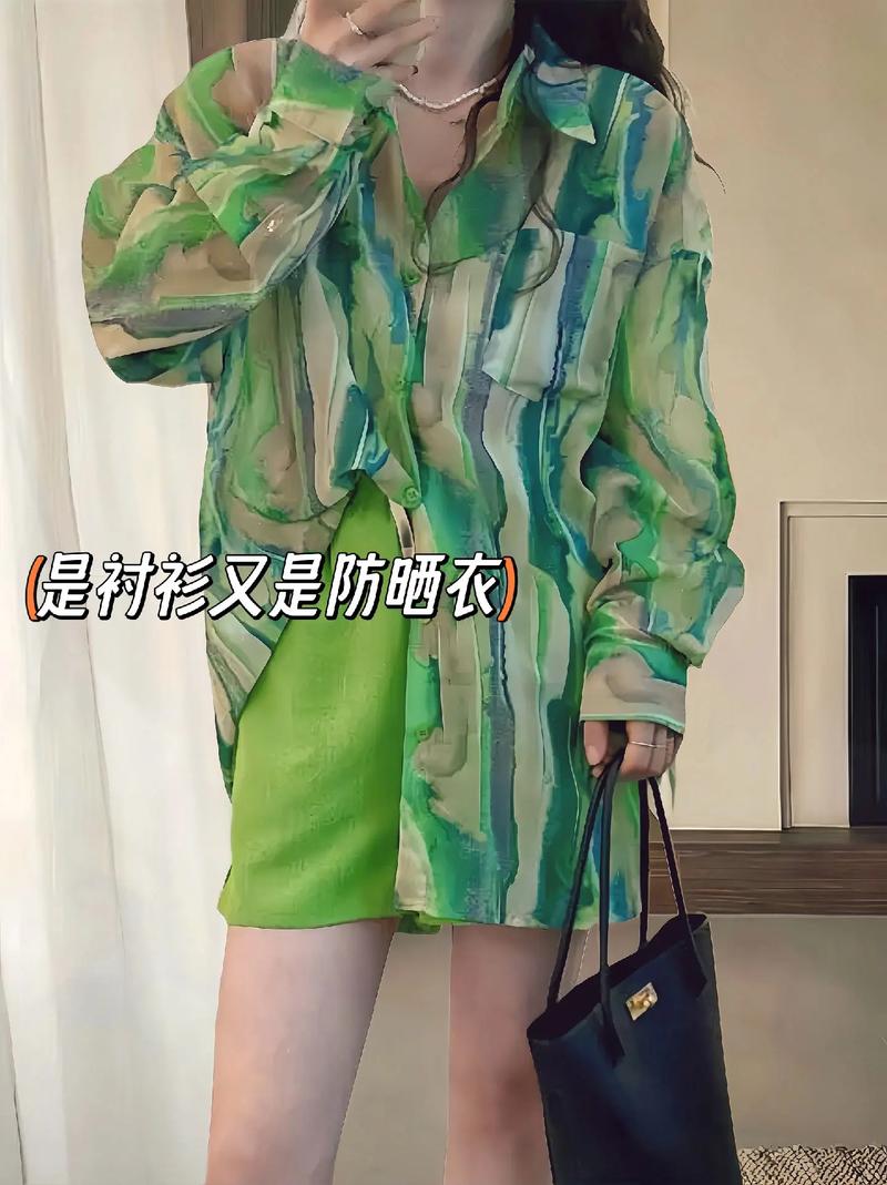 绿色印花上衣怎么搭配