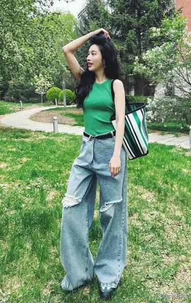 绿色短袖t恤怎么搭配裤子好看