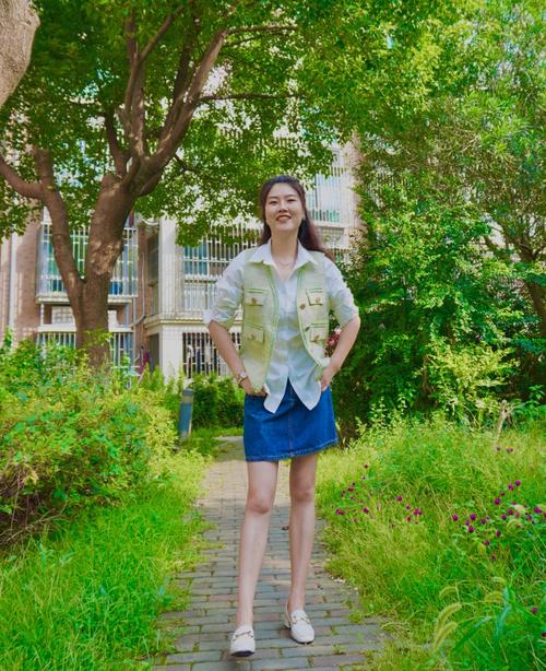 绿色长款马甲怎么搭配图片