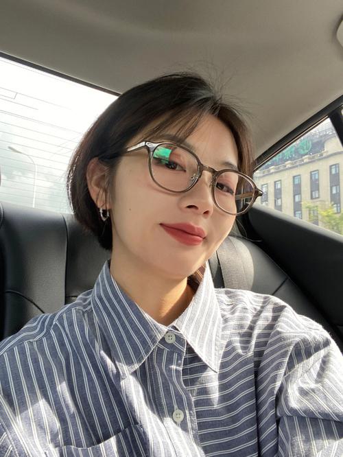 圆脸戴眼镜适合什么发型