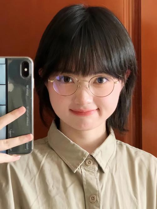 圆脸戴眼镜适合什么发型