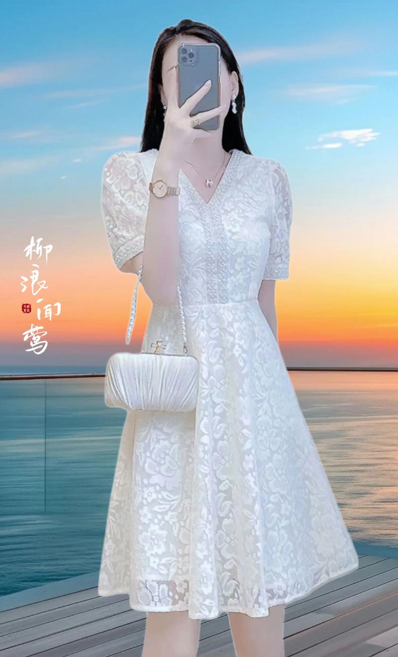 蕾丝白色中袖连衣裙怎么搭配