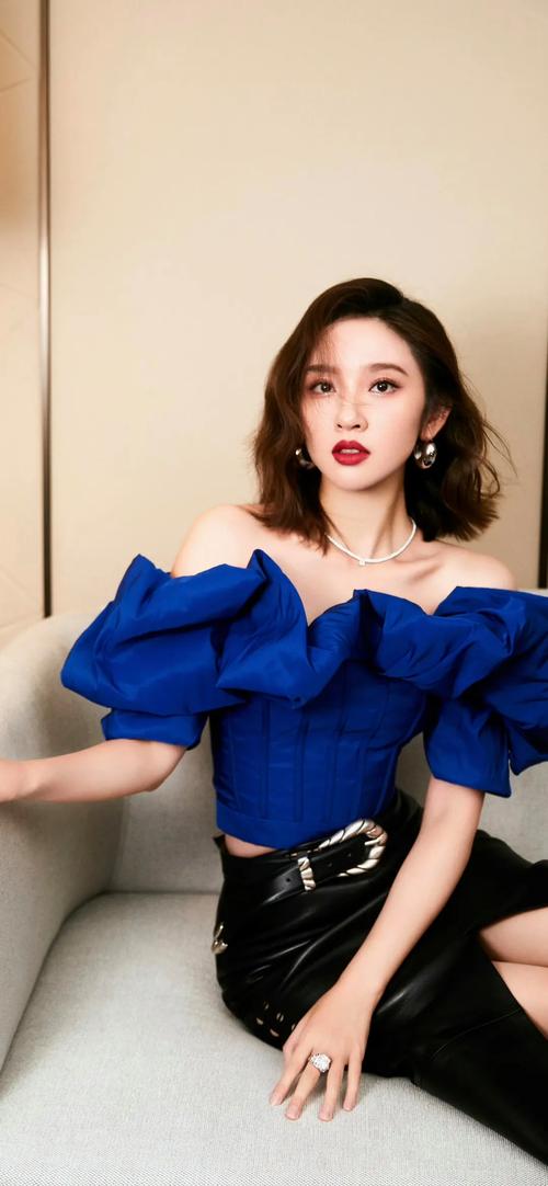 蓝色皮裙怎么搭配衣服图片欣赏