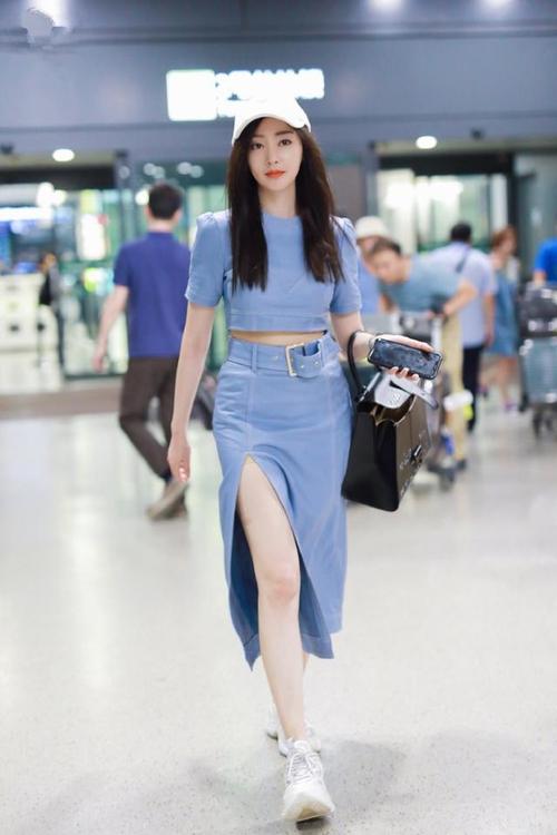 蓝色皮裙怎么搭配衣服图片大全