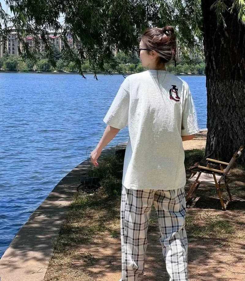 蓝色格子t恤怎么搭配裤子好看