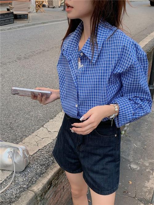 蓝色长袖衫怎么搭配外套好看