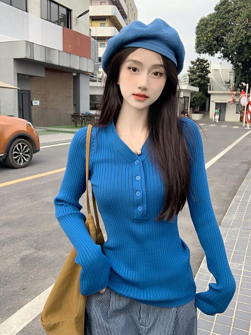 蓝色长袖衫怎么搭配图片