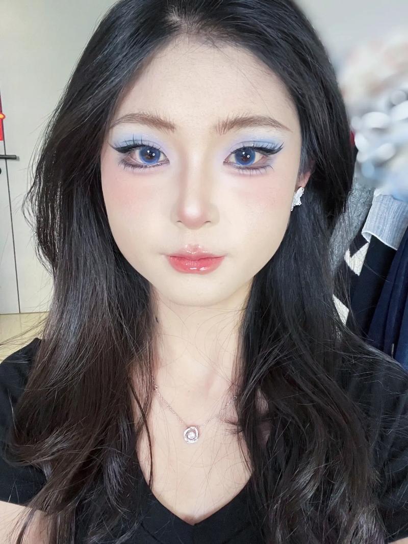 蓝粉眼影怎么搭配