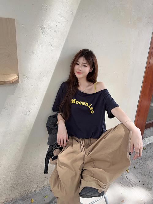 宽松短款短袖怎么搭配什么外套好看
